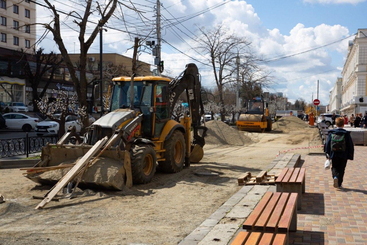 К устройству дороги приступили на бульваре Зеленая роща в Ставрополе